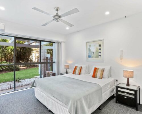 Gold-Coast-2-bedroom-garden-view-apartments-room-2 (6)