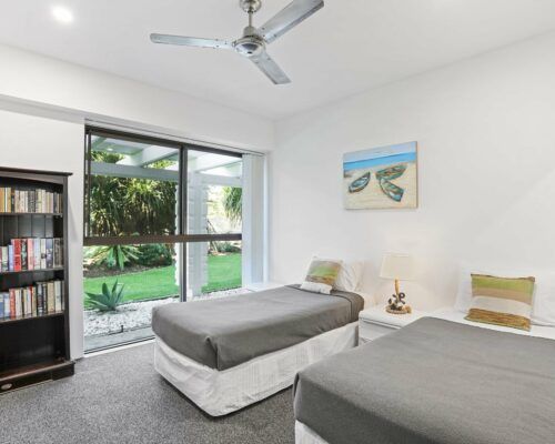 Gold-Coast-2-bedroom-garden-view-apartments-room-2 (7)