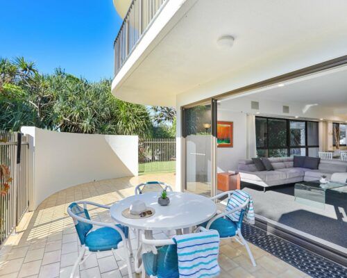 Gold-Coast-2-bedroom-garden-view-apartments-room-2 (8)