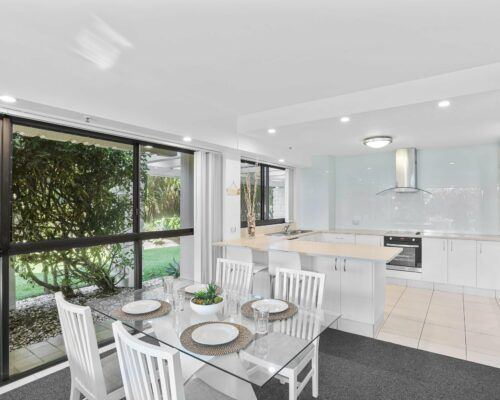 Gold-Coast-2-bedroom-garden-view-apartments-room-2 (9)